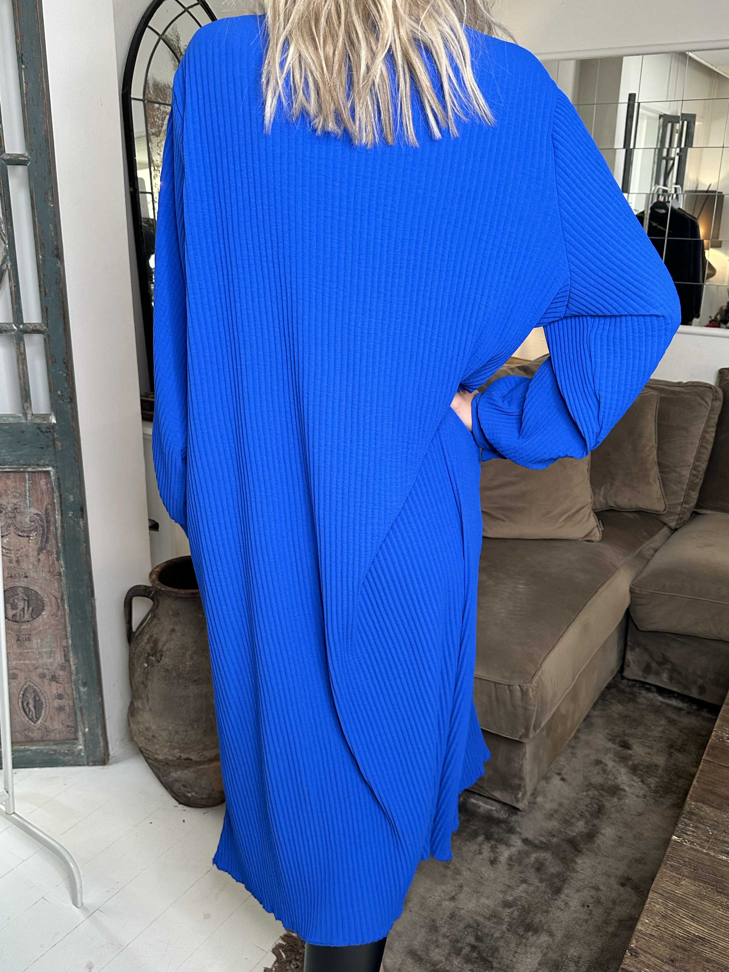 Lenora - Lang plisseret kjole med knapper